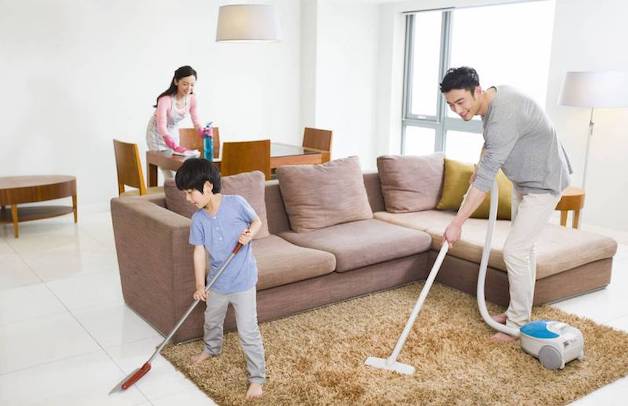 Giữ vệ sinh nhà cửa, không gian sống bằng cách thường xuyên dọn dẹp, nhất là những vị trí mà muỗi hay “ẩn nấp” như gầm bàn, gầm tủ, kệ sách... là một trong những cách phòng chống bệnh sốt xuất huyết.