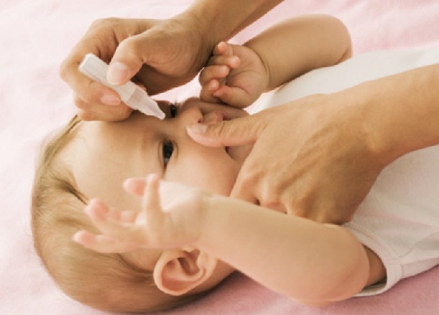 Trẻ có thể bị viêm kết mạc do dị ứng với thuốc nhỏ mắt