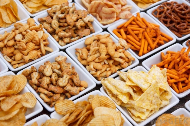 Các món ăn cứng, giòn (như bánh quy, bim bim, bánh mì...) khó nuốt sẽ có nguy cơ làm niêm mạc họng tổn thương.