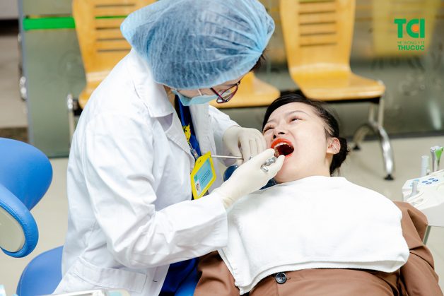 Cao răng gây ra nhiều bệnh lý cho răng miệng vì vậy bạn cần đi lấy cao răng định kỳ