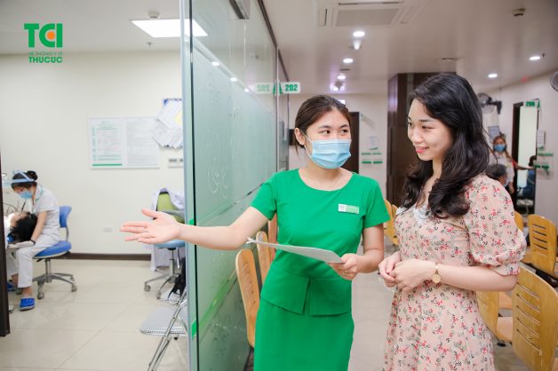 Thăm khám định kỳ giúp bác sĩ có thể kiểm tra mức độ di chuyển của răng và kịp thời xử lý nếu có bất thường