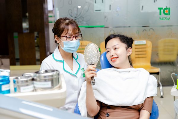 Mỗi lần thay khay niềng, bệnh nhân sẽ có cảm giác hơi tức răng răng nhưng triệu chứng này sẽ nhanh chóng hết