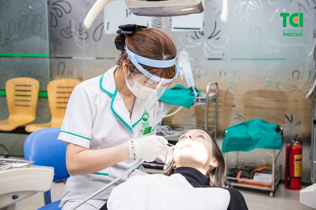 Sau khi đã cạo vôi răng thì bề mặt răng cần được làm sạch một lần nữa bằng hoá chất vệ sinh an toàn và lành tính