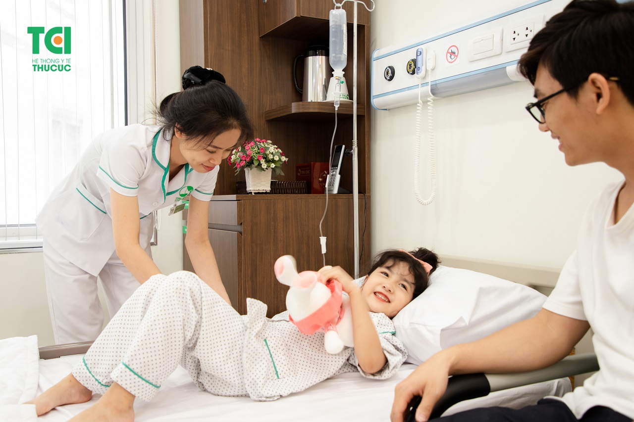 Trẻ bị tay chân miệng cần được theo dõi liên tục