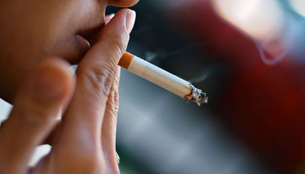Hút thuốc lá được coi là nguyên nhân gây hôi miệng phổ biến.