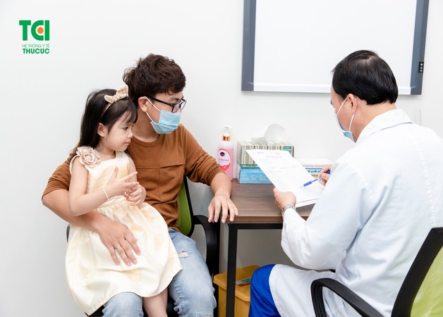 Bố mẹ nên đưa trẻ đi khám để tìm ra cách chữa viêm họng cho bé hiệu quả nhất