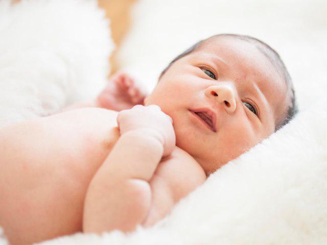 Trẻ sơ sinh bị táo bón khiến nhiều cha mẹ lo lắng
