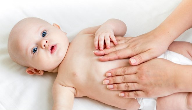 Xoa bụng cho bé là một trong những cách trị táo bón cho trẻ sơ sinh hiệu quả