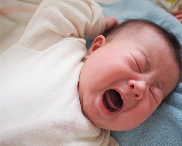 Có nhiều nguyên nhân gây ra bệnh viêm họng ở trẻ nhỏ