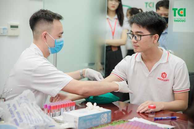 lấy máu xét nghiệm