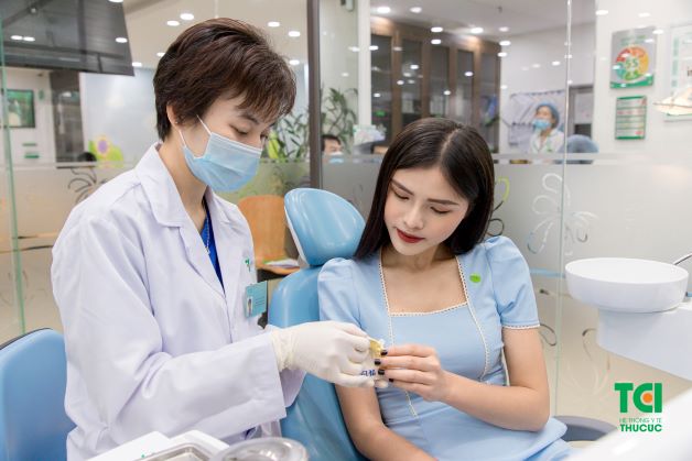 Nếu được thực hiện bởi các bác sĩ có tay nghề cao cùng chế độ chăm sóc răng tốt, mặt dán sứ sẽ có tuổi thọ trung bình lên đến 15 năm.