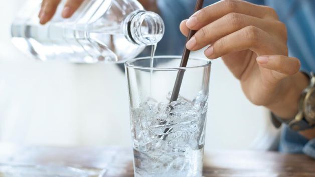 Không ăn đồ quá lạnh hay quá cứng để hạn chế tác động nhiệt và lực lên mặt sứ.