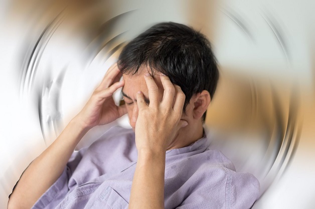 Đau đầu ù tai là hiện tượng đầu đau nhói và nghe thấy âm thanh lạ trong tai
