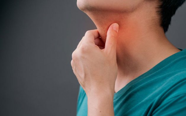 Một trong những biểu hiện đặc trưng của viêm họng cấp chính là họng bị đau