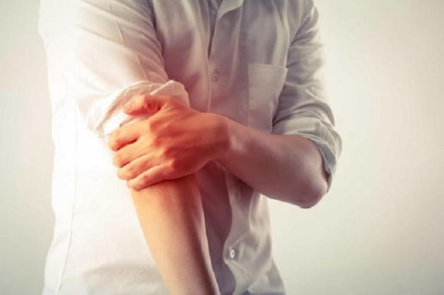 không gấp được khuỷu tay