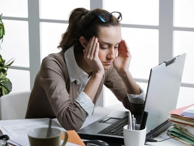 Đối tượng bị đau nửa đầu và hốc mắt phải thường là người hay làm việc trước màn hình máy tính