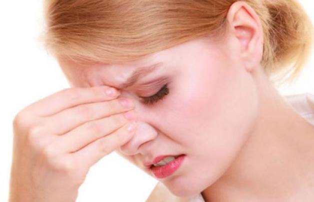 Đau nửa đầu và hốc mắt phải do các vấn đề về mạch máu