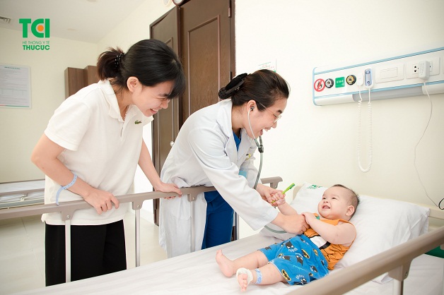 Để biết được cách điều trị viêm phế quản ở trẻ tốt nhất, bố mẹ hãy đưa con đi khám khi bé xuất hiện triệu chứng của bệnh