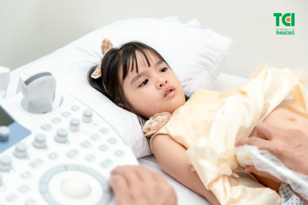 Bác sĩ sẽ siêu âm vùng bụng để xem xét có khối u hay nang không?