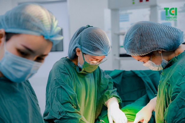 Một số phương pháp điều trị u nang buồng trứng xoắn hiệu quả bao gồm: Phẫu thuật cắt bỏ khối u, tháo xoắn buồng trứng và mổ cấp cứu