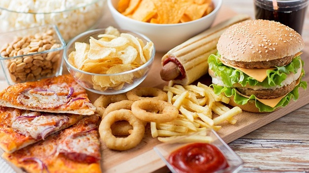 Chế độ ăn cho người điều trị ung thư vú - thức ăn nhanh