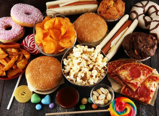 Hạn chế đồ ăn vặt sau khi niềng răng