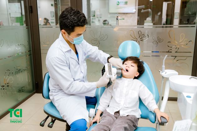 Cha mẹ nên chăm sóc bé thật cẩn thận để đảm bảo răng miệng sạch sẽ, đồng thời cho trẻ đi khám nha khoa ngay khi trẻ có các vấn đề bất thường về răng miệng