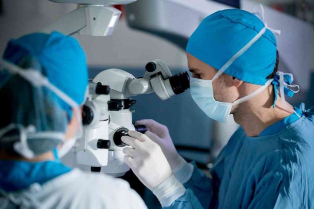 Tuổi già sẽ khiến cho mắt của nhiều người kém đi, theo nhiều khảo sát thì có đến 60% người bị đục thủy tinh thể là người từ 60 tuổi trở lên