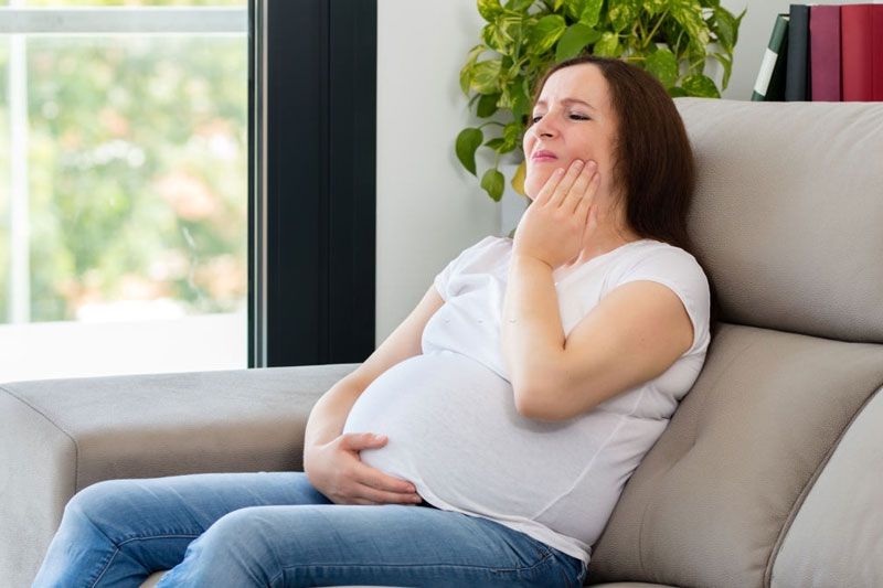 Mọc răng khôn gây đau đớn cho mẹ bầu song việc nhổ răng không được khuyến khích khi mang thai vì tiềm ẩn nhiều nguy hiểm cho cả mẹ và bé