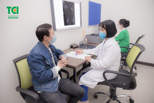 Khi thấy đau đầu ù tai, bạn cần đi khám sớm để được xác định nguyên nhân và phương hướng điều trị