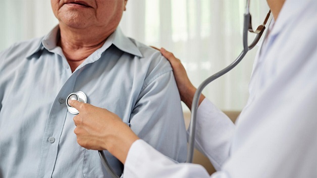 Khám lâm sàng là bước đầu tiên trong bất cứ một cuộc thăm khám tim mạch nào
