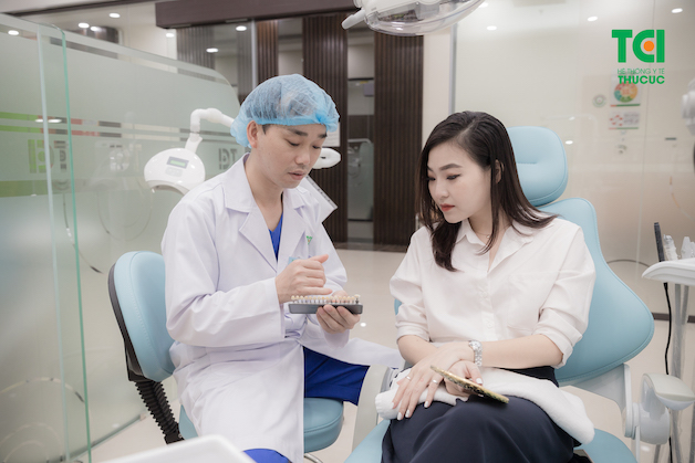 Dù tẩy trắng răng ở nhà hay ở phòng khám thì nha sĩ cũng cần kiểm tra tình trạng răng miệng trước khi đưa ra chỉ định tẩy trắng răng.