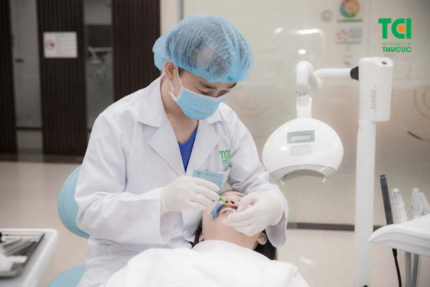 Cách ly môi và nướu là bước không thể thiếu khi thực hiện tẩy trắng răng tại phòng khám.