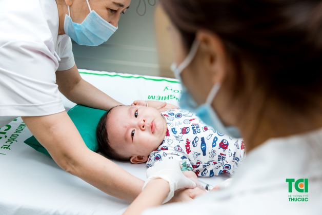 khi trẻ có hiện tượng co giật khi sốt, cha mẹ cần nhanh chóng đưa trẻ đến bệnh viện hoặc các cơ sở y tế uy tín để được kiểm tra và có phác đồ điều trị hiệu quả.