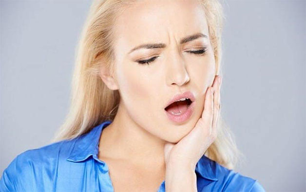 Tẩy trắng răng có đau không là thắc mắc của nhiều người trước khi tiến hành tẩy răng.