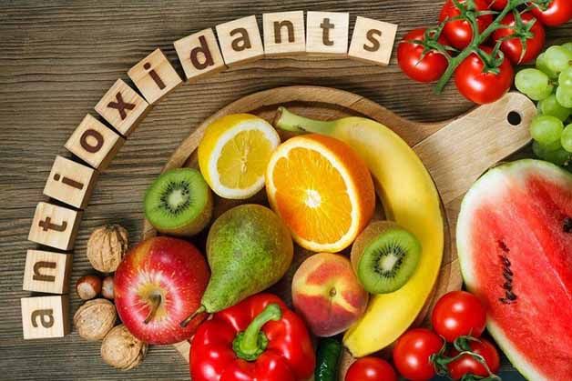 Người bị thiếu máu não gây chóng mặt nên ăn thực phẩm giàu vitamin và chất chống oxy hóa