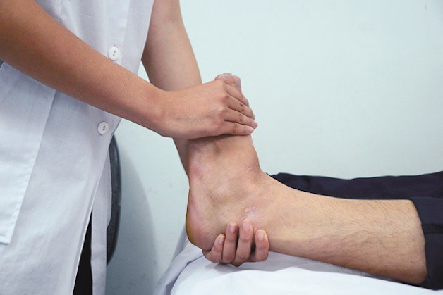 Thoái hóa khớp cổ chân điều trị thế nào