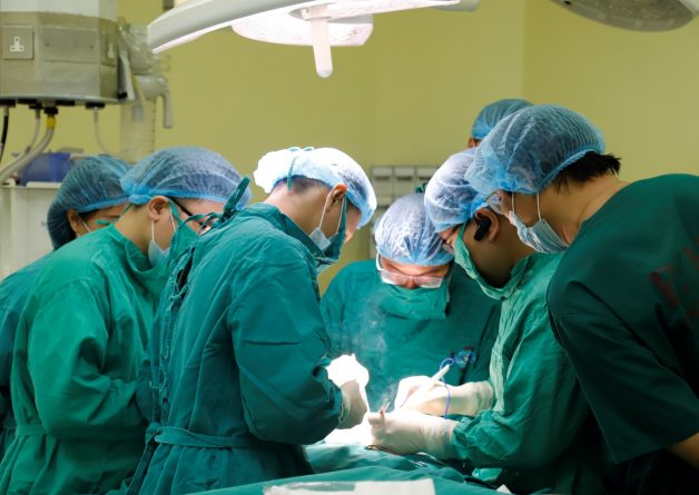 Cách điều trị viêm khớp gối bằng phẫu thuật