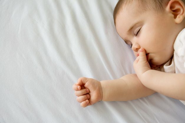 Sau mỗi cơn ho trẻ thường có dấu hiệu mệt mỏi, có thể nôn trớ, thở nhanh. Bên cạnh đó là kèm theo các triệu chứng như sau: Sốt nhẹ, mặt và mí mắt nặng.