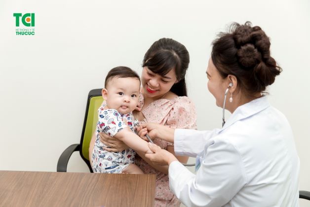 Với những trường hợp trẻ nhỏ mà có triệu chứng nặng, trầm trọng hơn thì lúc này cha mẹ cần đưa trẻ đến ngay bệnh viện để được bác sĩ thăm khám, tư vấn và điều trị kịp thời