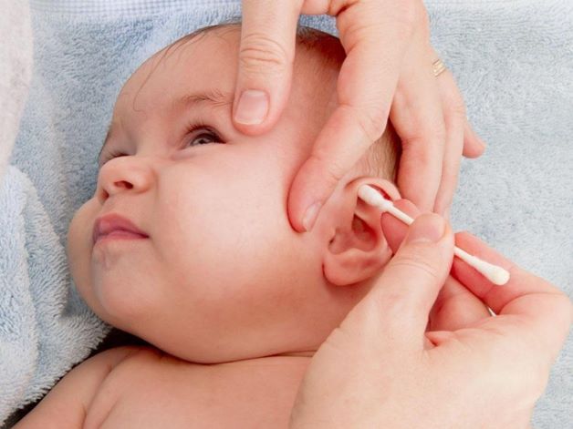 Nếu tai trẻ bị chảy mủ, cha mẹ cần làm sạch tai cho trẻ bằng cách dùng tăm bông lau nhẹ nhàng, không lau quá sâu có thể khiến cho tai trẻ bị tổn thương.