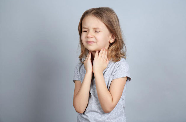 Nếu viêm họng cấp kéo dài, trẻ có thể sẽ gặp phải các biến chứng nguy hiểm như viêm amidan, viêm phế quản, viêm thanh quản...