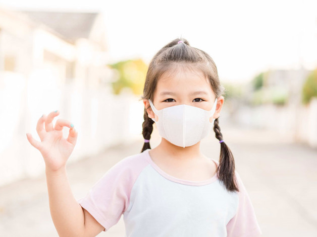 Che chắn trẻ kỹ lưỡng, luôn luôn đeo khẩu trang cho trẻ trước khi ra đường là một trong những cách phòng ngừa bệnh viêm họng cấp.