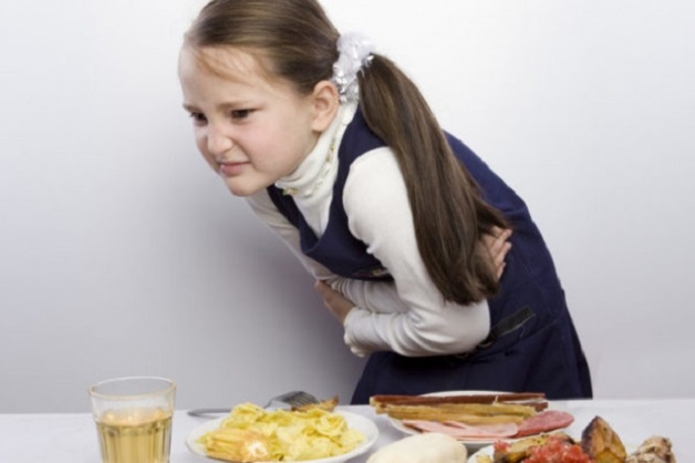 Ngộ độc thực phẩm là nguyên nhân phổ biến khiến trẻ đau bụng buồn nôn