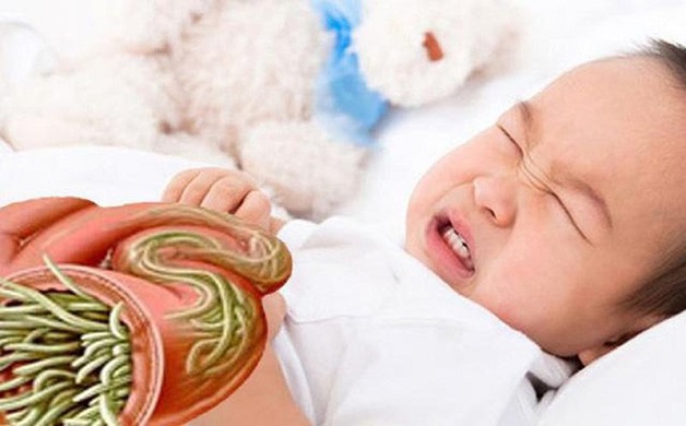 Bé có cảm giác đau bụng buồn nôn do bị nhiễm giun