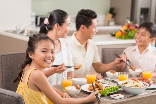 cha mẹ nên nên tạo không khí vui vẻ, đầm ấm trong bữa cơm gia đình, từ đó giúp trẻ tự tạo được cảm giác thèm ăn. 