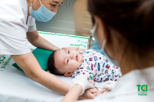 Khi các cơn co giật kéo dài quá 5 phút thì cha mẹ cần đưa ngay trẻ đến các cơ quan y tế gần nhất để được xử lý kịp thời. 