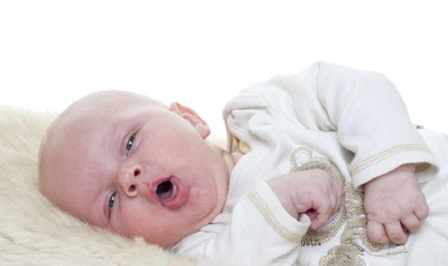 Trẻ ho, nôn trớ, bỏ bú,... là những triệu chứng thường gặp khi trẻ bị viêm phổi