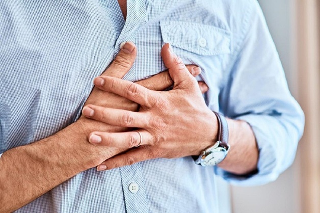 Triệu chứng bệnh mạch vành phổ biến nhất có thể kể đến là đau vùng tim