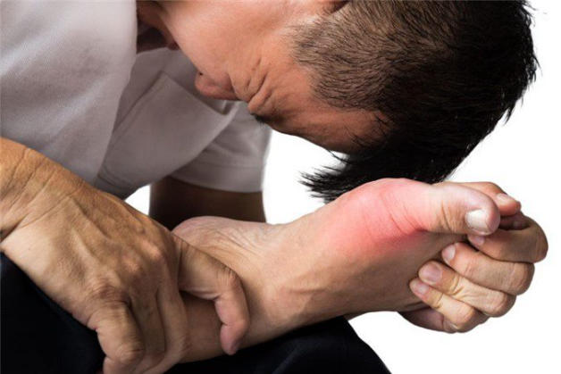 ngón chân bị sưng và ngứa
